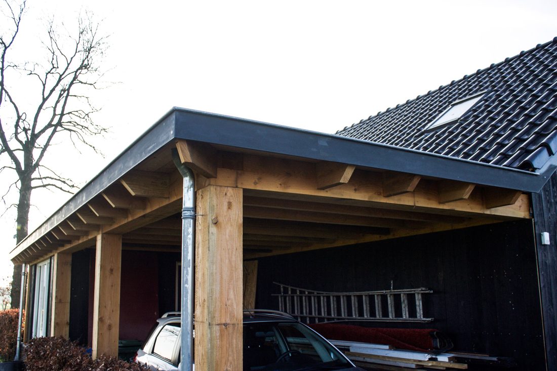 Douglas balklaag van een overkapping met zinken daktrim en regenpijp