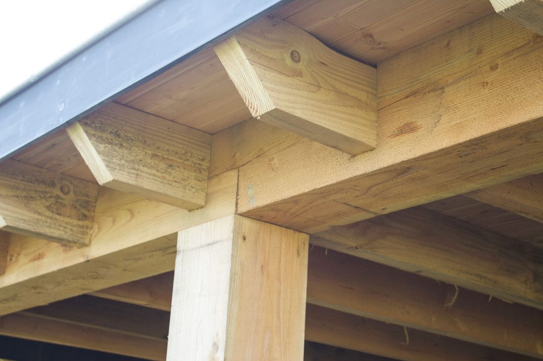 Detail van de houtverbinding tussen douglas balken en een staander